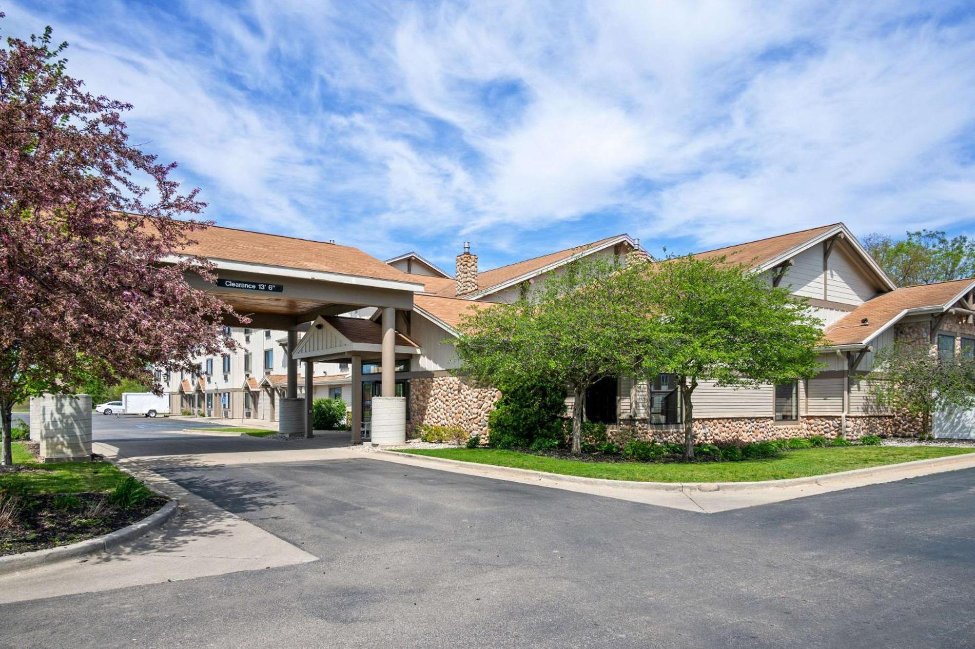 White Pine Inn & Suites Holland Exterior photo