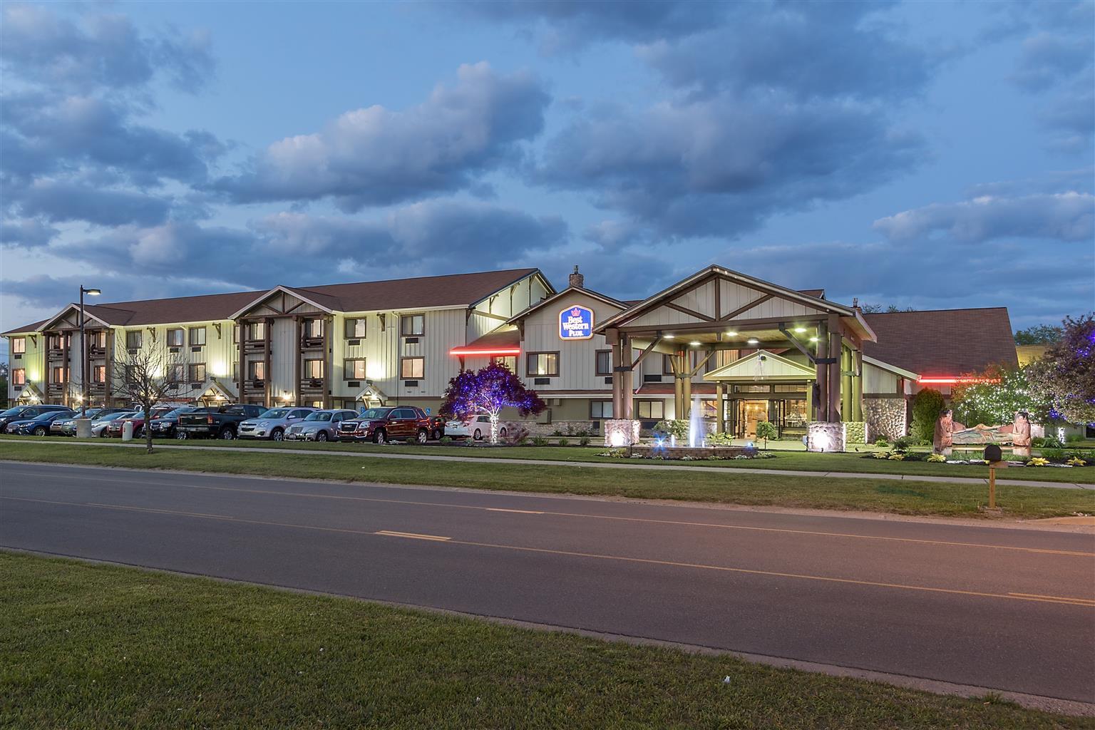 White Pine Inn & Suites Holland Exterior photo
